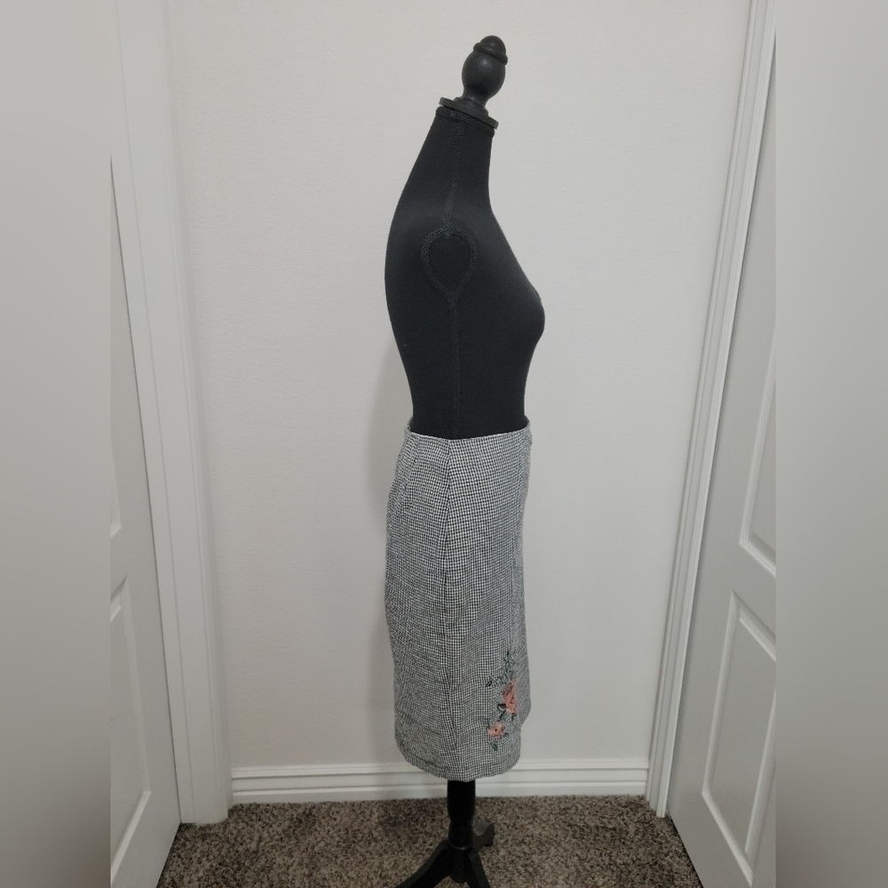 DownEast Black and White Checkered Midi Pencil Skirt with Floral Details  - Picture 4 of 12